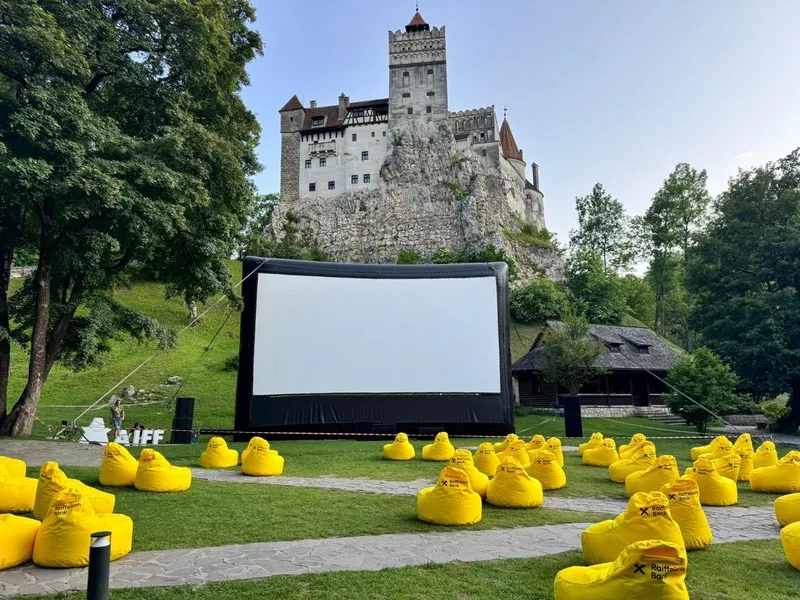 Ecran gonflabil de cinema în aer liber, format mare, montat sub Castelul Bran